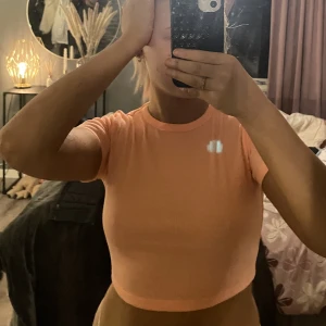 Neontopp - En neon-orange T-shirt perfekt till temafest! Från H&M 🫶🏼 använd en gång! Inköpspris 150 men säljer för 40kr 🤍storlek S