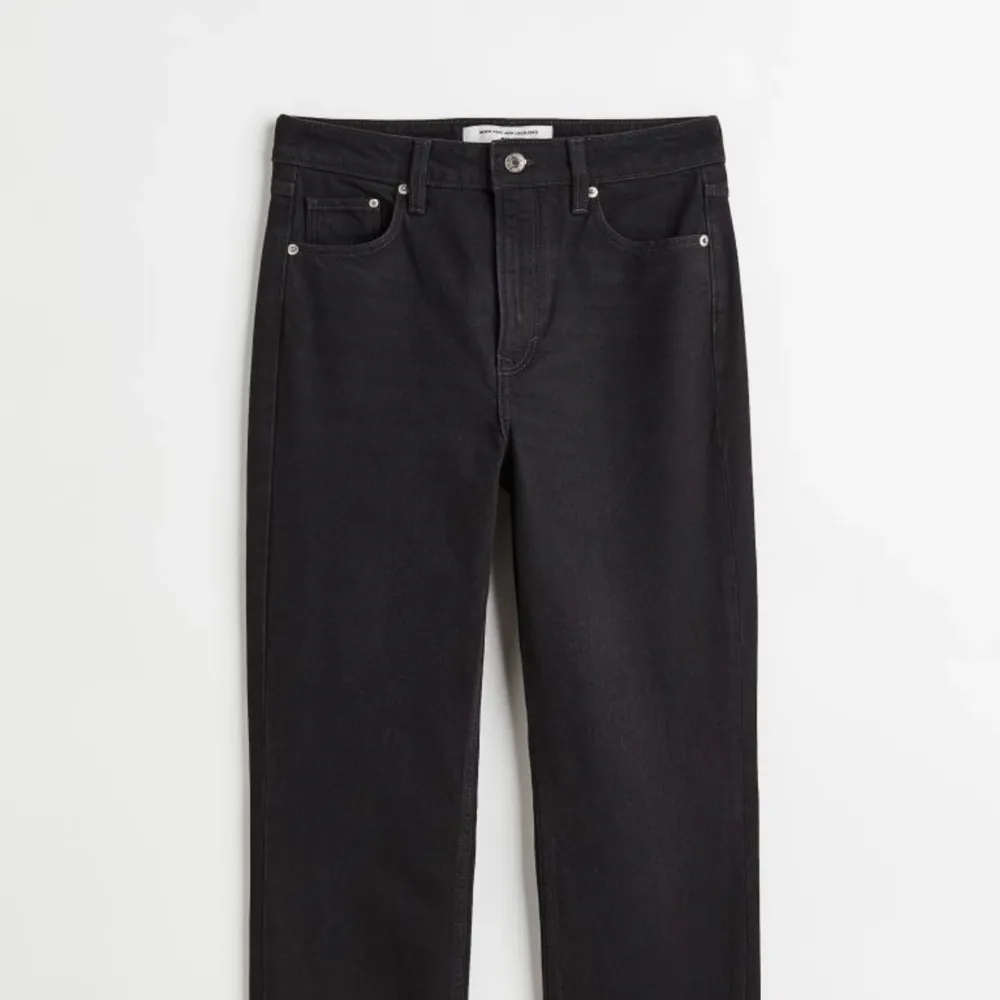 Svarta jeans i samma modell som på första bilden fast med annan färg på ”nitarna”. Använda en gång!. Jeans & Byxor.