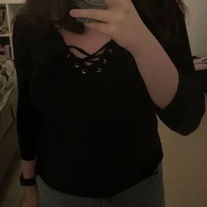 Svart T-shirt med knappar - knappt använd klassisk M storlek den är stretchig