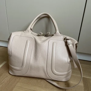 See by Chloé väska - Rosa/beige i färgen. Något smutsig i innertyget annars väldigt fint skick. 