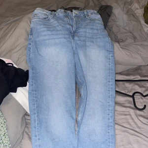 Blå tajta mom-jeans - Aldrig använd 