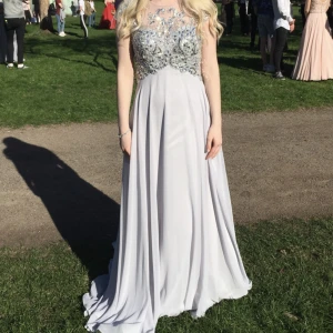 Balklänning 36/38 - Säljer nu min balklänning ifrån dressroom linné.  Nypris:4650kr Men de var en som trampade på min klänning som gick bakom i ledet och gjorde lite fläckar, men de går nog bort lätt. Där av priset  Pp