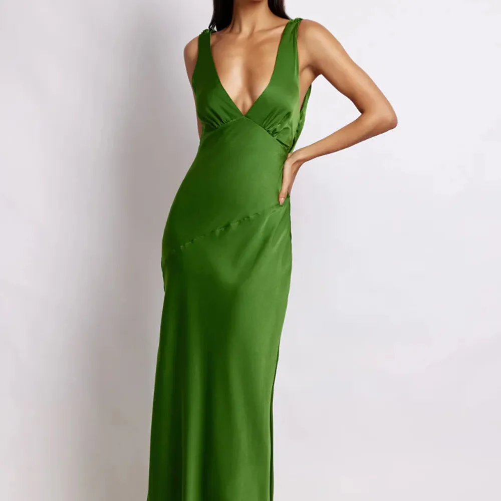 Emerald grön balklänning från MESHKI. Material: 100% Polyester. Perfekt för balsäsongen eller till annat uppklätt event, exempelvis bröllop! Ej använd. Originalpris 1200kr.. Klänningar.