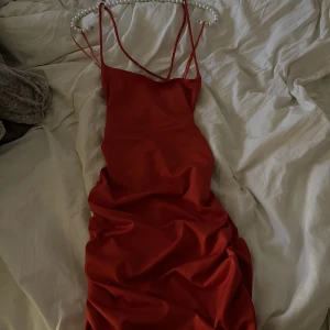 BIKBOK KLÄNNING  - Säljer denna bikbok klänningen med öppen rygg, använt en gång❤️ 