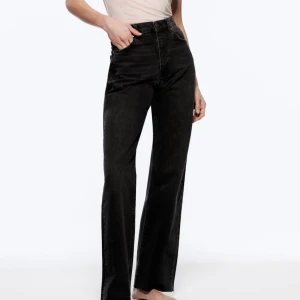 36 - ZARA jeans premium 90s full length  - Jeans från zara i nyskick! Färg: gråsvart & passar xs/s. Använda Max 2 gånger
