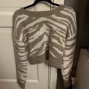 Stickad tröja till salu! - Populär tröja från shein. Strl M men sitter som S. Bra skick och sparsamt använd. Köparen står för frakten och tröjan tvättas innan den postas🥰