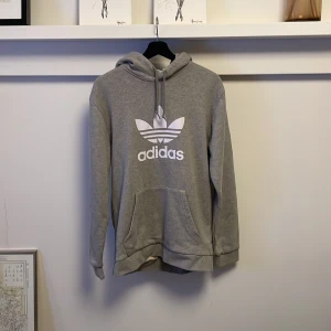 Hoodie Adidas - Tröja i nyskick. Bara testat den och tyckte inte den passade mig. Inga anmärkningar