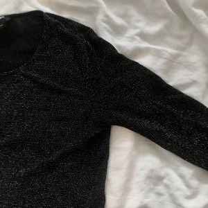 Glittrig topp MONKI - Glittrig festtröja,  använd 1 gång - bra skick⚡️ ganska tunn ⚡️ Storlek M men S fungerar också