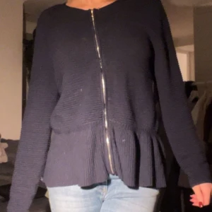 Kofta  - Superfin kofta med volang nedtill🥰🥰