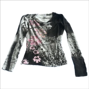 Långärmad tröja med detaljer - Långärmad tröja med detaljer  i mjuk och skönt material med bra kvalitet från isolde. I storlek S om du är intresserad hur den ser ut på skicka ett meddelande så fixar jag det till dig. Frakt tillkommer om inte har jag och möjlighet att mötas upp. ☯️❤️🌳