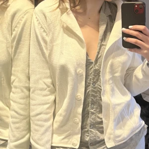 Vit kofta, skjorta - Säljer en vit kofta , köpt i London. Gott skick. 