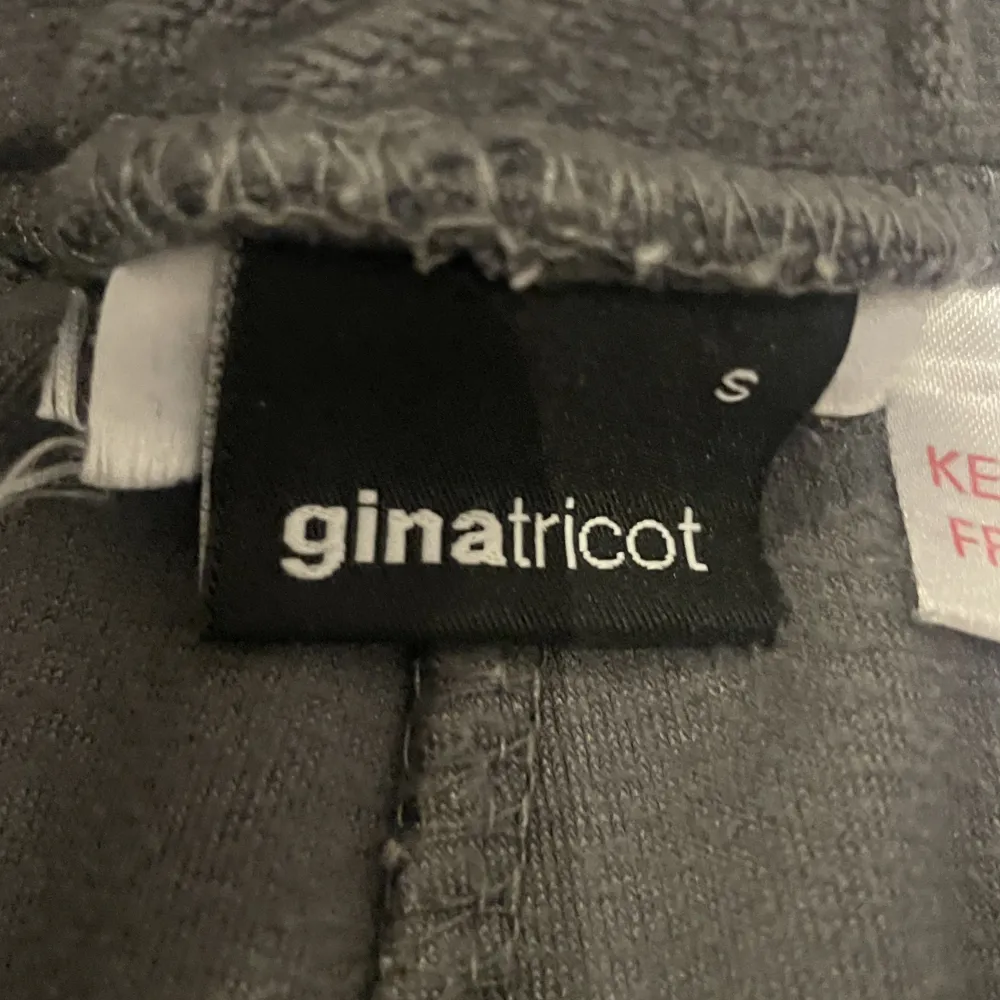 Dessa byxor är supersköna att ha på sig, men förkorta för mig. Använt de ca 2-5 gånger så de är som nya. Inga hål eller liknande på byxorna. . Jeans & Byxor.