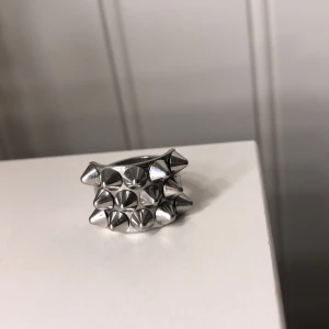 Edblad ring - Edblad ring i Silver, använd 3 gånger och lite liten på mih. Storlek S (16,8).  Går även att byta mot en guldig likadan ring