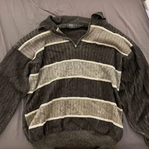 Half randig zipup tröja - En snygg o mysig tjocktröja! Den är fortfarande i bra skick och är väldigt oversized :))