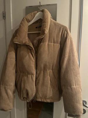 Jacka - Säljer denna jätte mysiga och varma dunjacka från Gina. Den är i Manchester och är beige. Jackan har fickor och är perfekt längd! 100kr+ frakt
