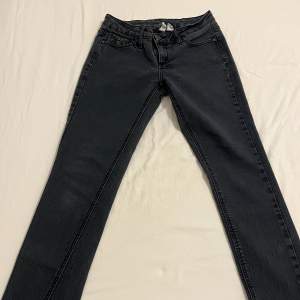 Svarta Låg midja jeans från Mango jeans. Köpta runt 2006 talet. Storlek på jeansen är 40.