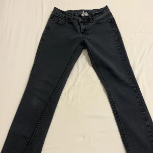  låg midja jeans  - Svarta Låg midja jeans från Mango jeans. Köpta runt 2006 talet. Storlek på jeansen är 40.