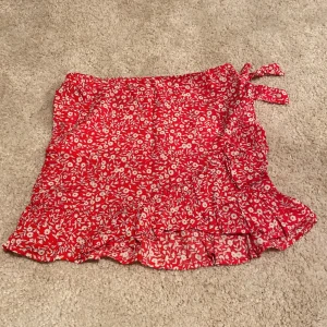 Volangkjol perfekt till sommaren💘 - Urgullig volangkjol perfekt nu till sommaren. Säljer kjolen pga att jag tyvärr har växt ur den och vill rensa min garderob. Kjolen är i gott skick och är sparsamt använd! 💘💘