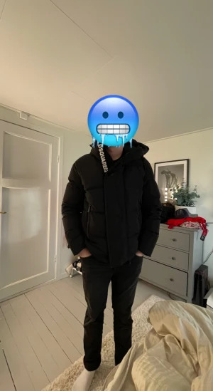 Dsquared 2 jacka  - En Dsquared 2 jacka som är köpte förra vintern på nk för 10 000, den är använd väldigt varsamt och är i skick 9/10 