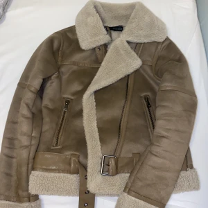 Jacka  - En alldeles ny jacka från Zara. 