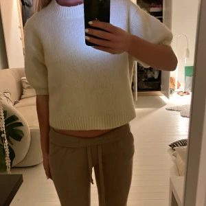 Stickad tröja  - Stickad trekvartstärmad tröja med söta puffärmar<3