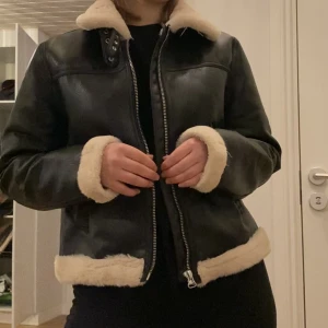Läderjacka  - Läderjacka med päls jätte skön men inte min stil 