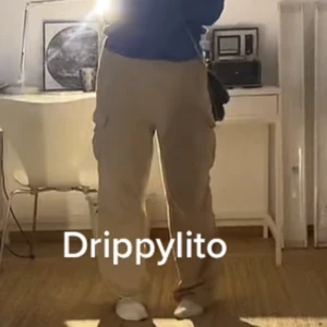 Oversize cargobyxor - Super snygga beige köpa från sellpy längesen !!säljs billigt då jag vill bli av med dom!