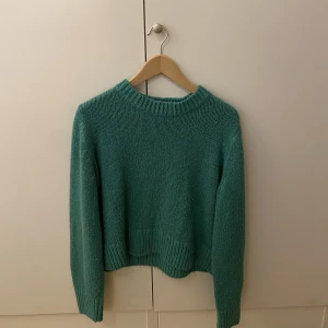 Stickad tröja - Säljer min stickade tröja då den inte kommer till användning längre. Den är i storlek L från Lindex. Men passar mig som har xs s🫶🏻💕💕