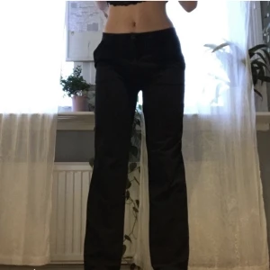 Lågmidjade kostymbyxor  - Säljer mina Lågmidjade kostymbyxor, är ungefär 170. Säljer för 200. Skriv vid intresse 🤗