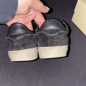 Axel Arigato - Hej! jag säljer mina axel arigato då dom inte används längre. Dom är inte använda så många gånger, dom är i ett fina skick!! frakten kostar!!