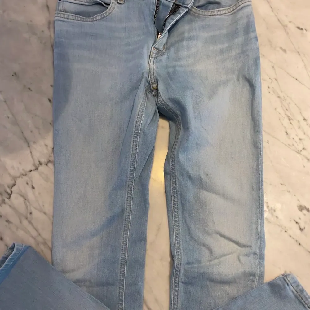 Blåa jeans från Calvin Klein. Knappt använda och i storlek 12. Inköpta på NK gbg.. Jeans & Byxor.