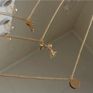 Guldfärgade halsband  - Tre snygga halsband. Endast använt rosen ett fåtal gånger, säljer efterssom det knte är min stil längre ♥️