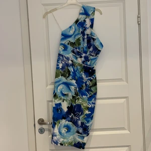  Fest klänning  - Blå, kort, helt ny och somrig.