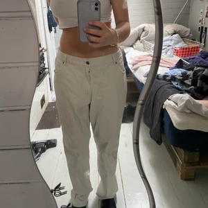 Vita jeans  - Straight baggy jeans, kräm vit nyans. (Har blivit insydda, kan skicka bild i chatt) 