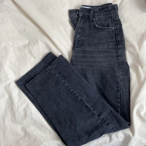Svarta jeans strl 32 - Säljer dessa supersnygga jeans från bershka i strl 32. Säljer då dom är försmå. Superbra skick! Säljer för 200kr + frakt⭐️🌺🫶🏼