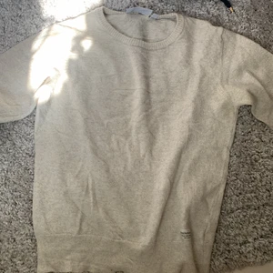 Stickad tröja - Jätte jätte fin men den har tyvärr krympt i tvätten så den inte passar mig längre! 