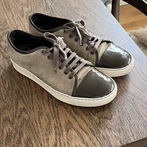 Lanvin sneaker - Lanvin sneaker i patent toe and suede. Färg beige/brun. Strl 7 vilket motsvarar 41-42 i lanvin. Kommer med en dustbag samt en kartong. 