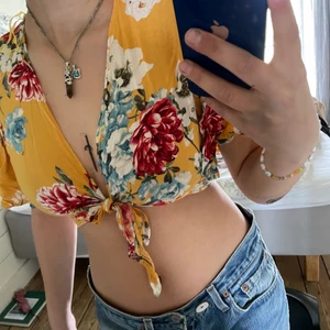 Blommig blus -  Luftig blommig blus som man knyter fram till 