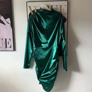 Klänning  - Använd 1 gång 