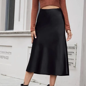 Svart kjol - Fin kjol från shein. Använd 1 gång och ser likadan ut som på bild. Priset på Shein 109kr.