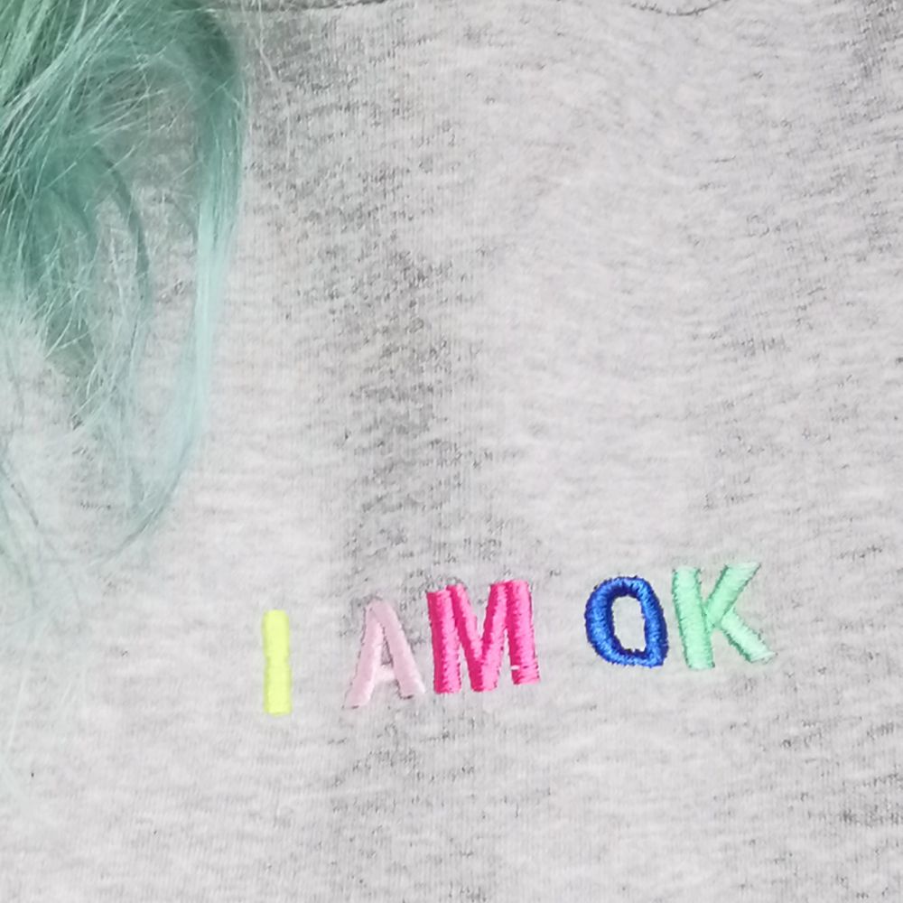 Texten: I AM OK. Super mysig grå Sweatshirt!! . Huvtröjor & Träningströjor.