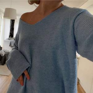 Stickad tröja från Vero Moda i storlek L så oversize på mig som vanligtvis är S!  Perfekt blå färg 💙 Säljer för 140+frakt 
