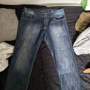 riktigt coola baggy jeans - riktigt balla baggy jeans. snygg färg och snygga bakbyxor. köpta nyss och har inga märkvärdiga skador. riktigt stora i midjan men ser najs ut ändå med bälte