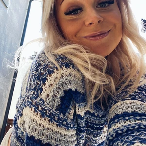 Blå stickad tröja med utsvängd arm  - Blå stickad tröja 🤍 Storlek XS från Gina tricot🤍 Kan fraktas eller mötas upp i Gävle 🤍