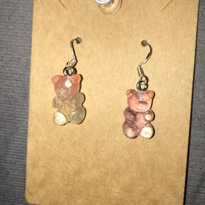 Gummibears örhängen i olika färger  - Två gummibears i 2 olika färger om ni vill ha gummibears i en annan färg finns det nog jag har i väldigt många färger