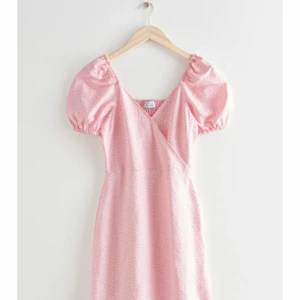 Sommarklänning - Jättefin klänning från otvetydigt stories, helt ny och oanvänd med lapparna kvar!🤍 säljer pga fel strl