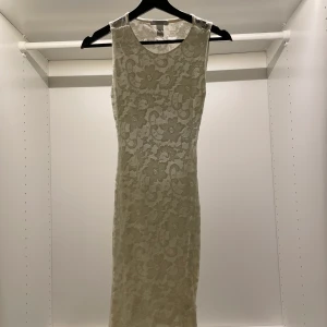 Vit klänning - Söt klänning ifrån oneness. Är i stl S men skulle säga att den är mer XS. Endast använd en gång. Köparen står för frakten!