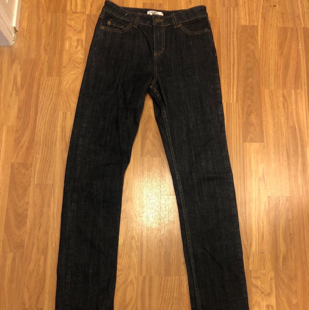 ett par långa jeans i en väldigt mörk blå färg, storleken är 36 men det är en lång version så dom blir alldeles för långa på mig som är 168 dom har också halv låg midja. Jeans & Byxor.
