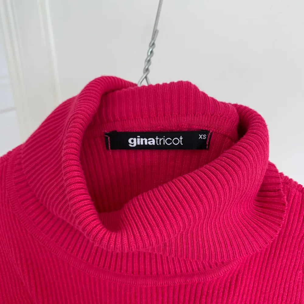En sommartopp i en härlig, stark rosa färg💕💕💞 Märket är GinaTricot, storleken 34 och har endast använts en gång. Köparen står för frakt:)). Toppar.