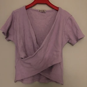 Croptop - Lavendel-färgad croptop med typ krossning på framsidan. Sitter jättefint!